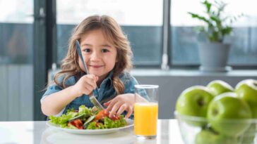 enfants manger des légumes